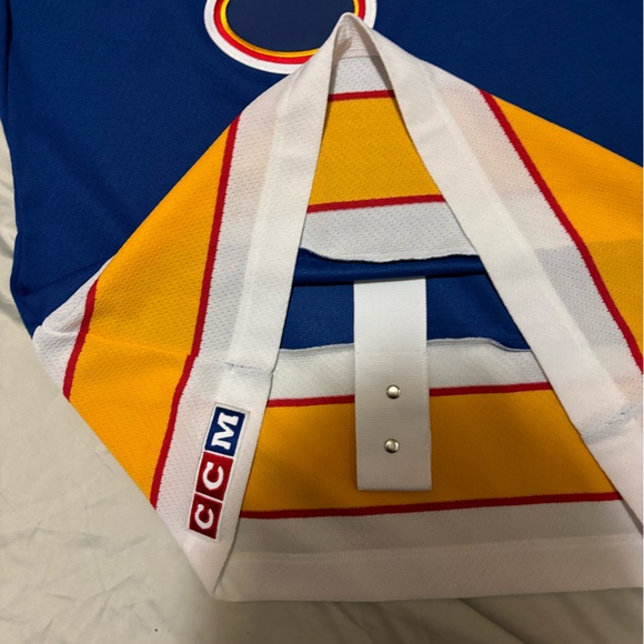 NHL St. Louis Blues team hockey jersey with fight strap size 46 super condition - Picture 3 of 4